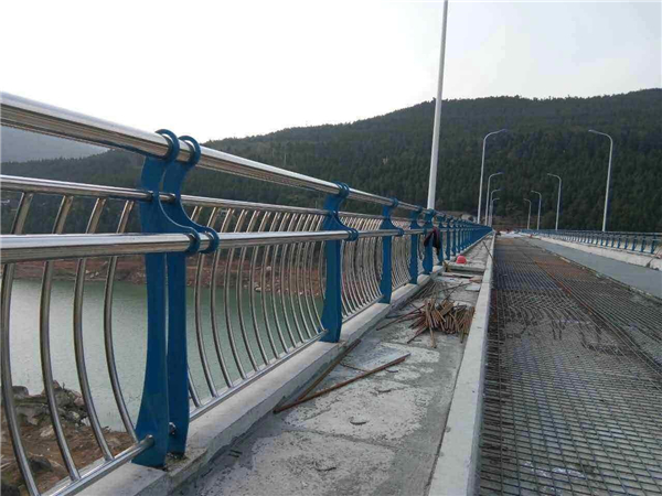 来宾不锈钢桥梁护栏的特点及其在桥梁安全中的重要作用