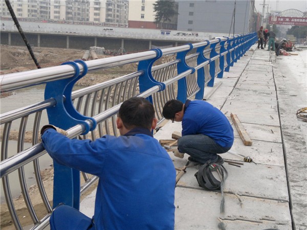 来宾不锈钢桥梁护栏除锈维护的重要性及其方法