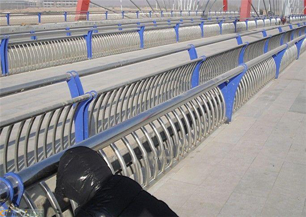 来宾不锈钢复合管护栏一种安全而耐用的防护解决方案