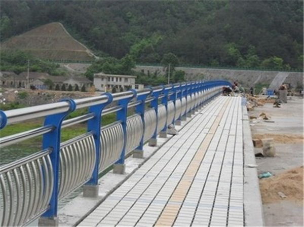 来宾不锈钢桥梁护栏的特性及其在现代建筑中的应用